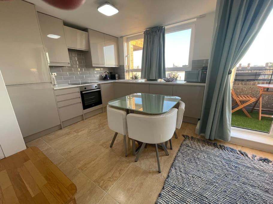 Stylish Flat Next To Tower Of And Skd Marina * Londra